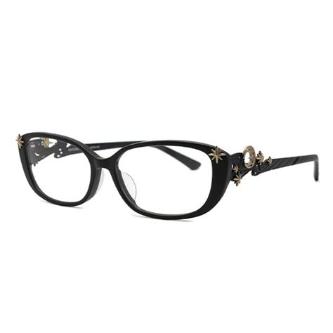 what type of glasses does bayonetta wear